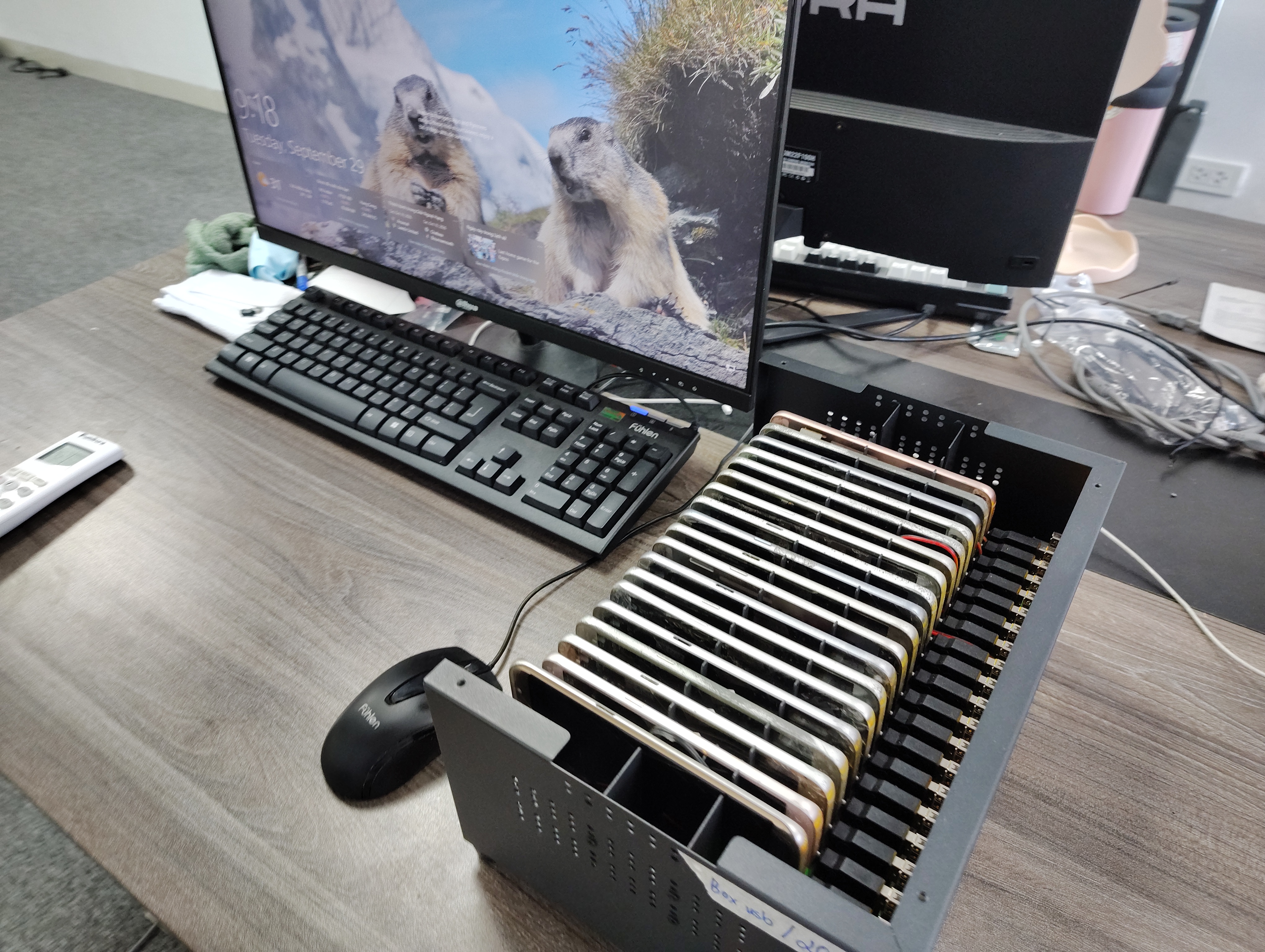 Điện Thoại Trong Box Phone Farm Nóng Bất Thường Phải Làm Gì?